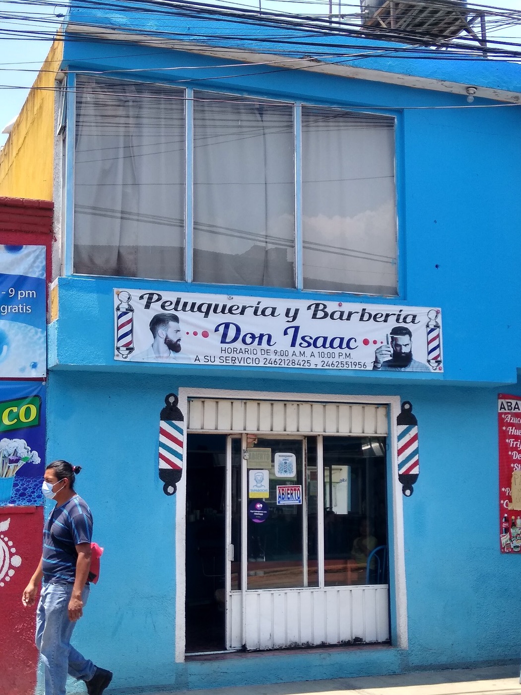 Fachada azul de la Peluquería y Barbería Don Isaac en Zacatelco, Tlaxcala