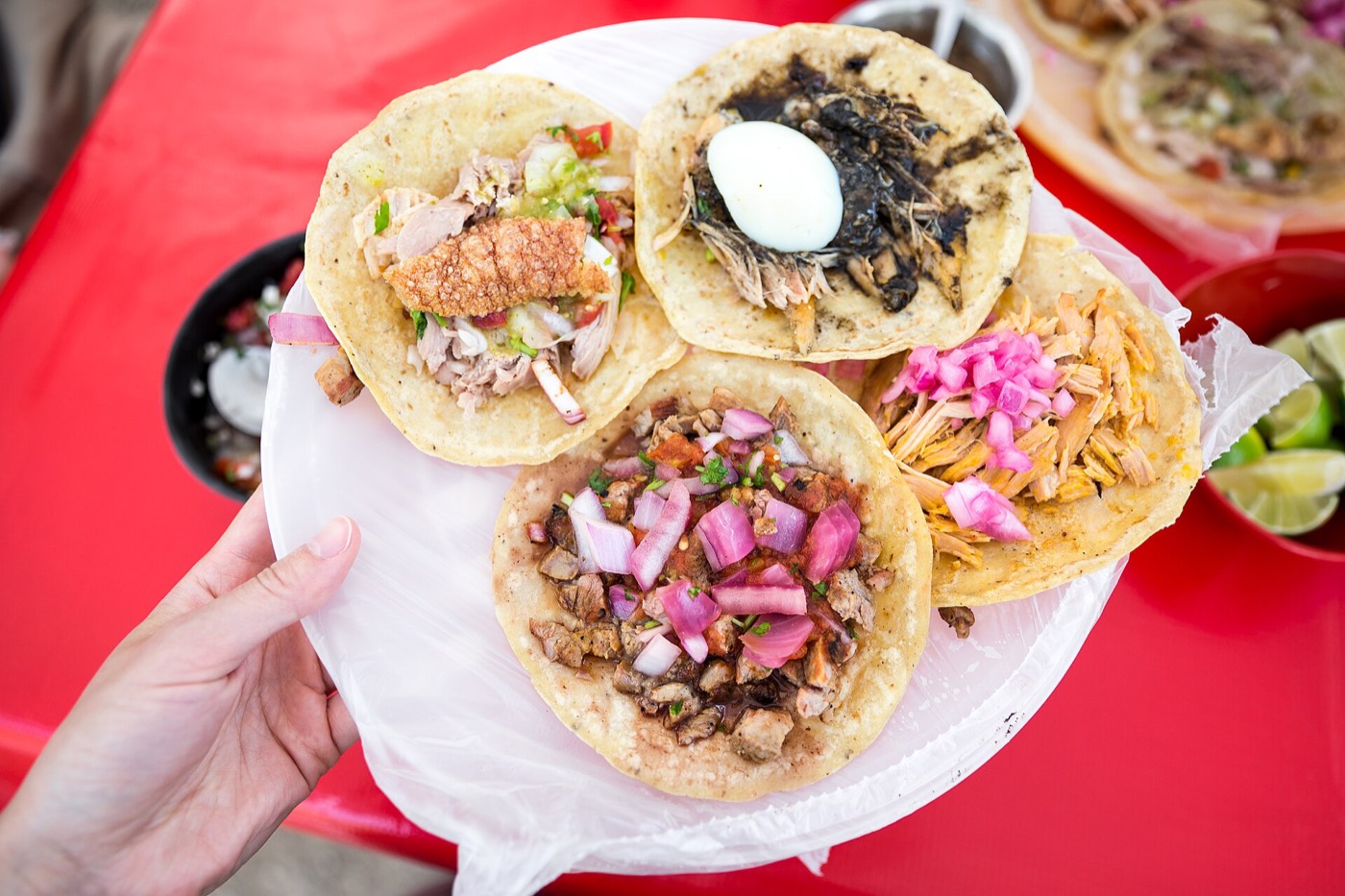 Plato de tacos sobre una mesa de taquería