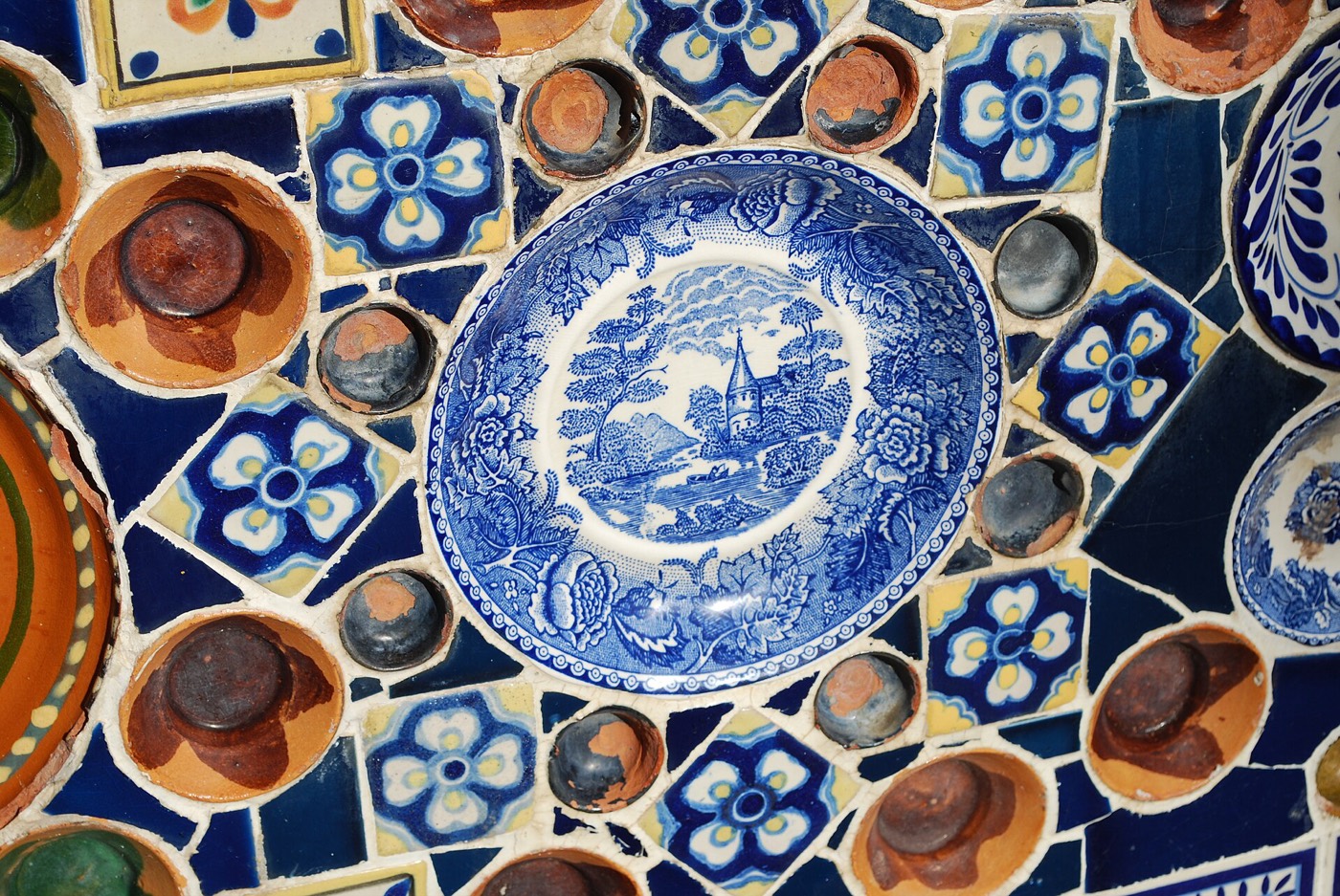 Mosaico de Talavera poblana azul y blanca en una fuente de Chautla, Puebla