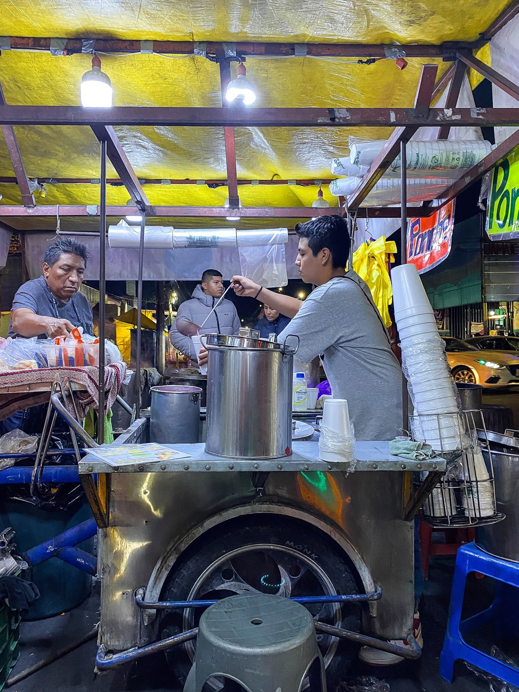 Puesto de tamales en un mercado